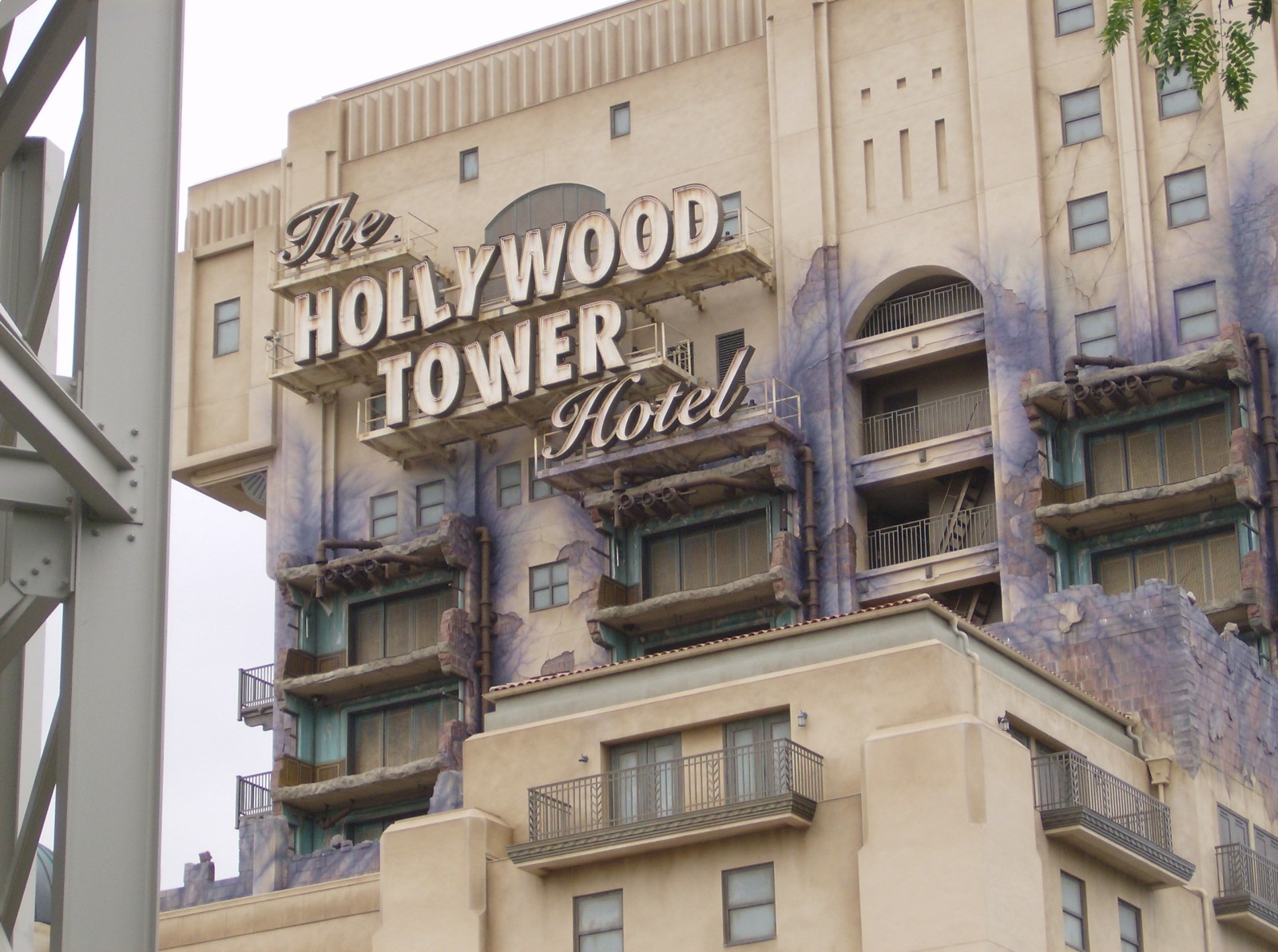 the hollywood tower hotel
