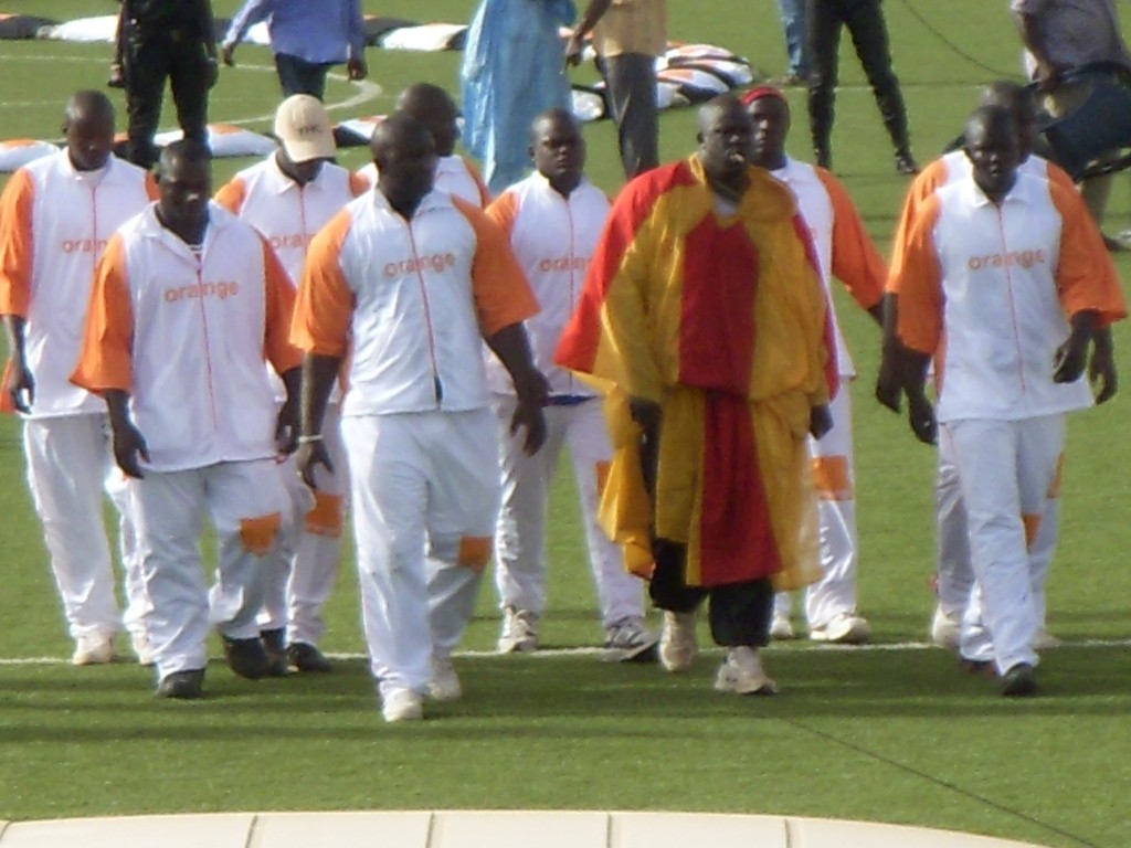 Entrée du champion de lutte sénégalaise Yékini sur le stade Demba Diop